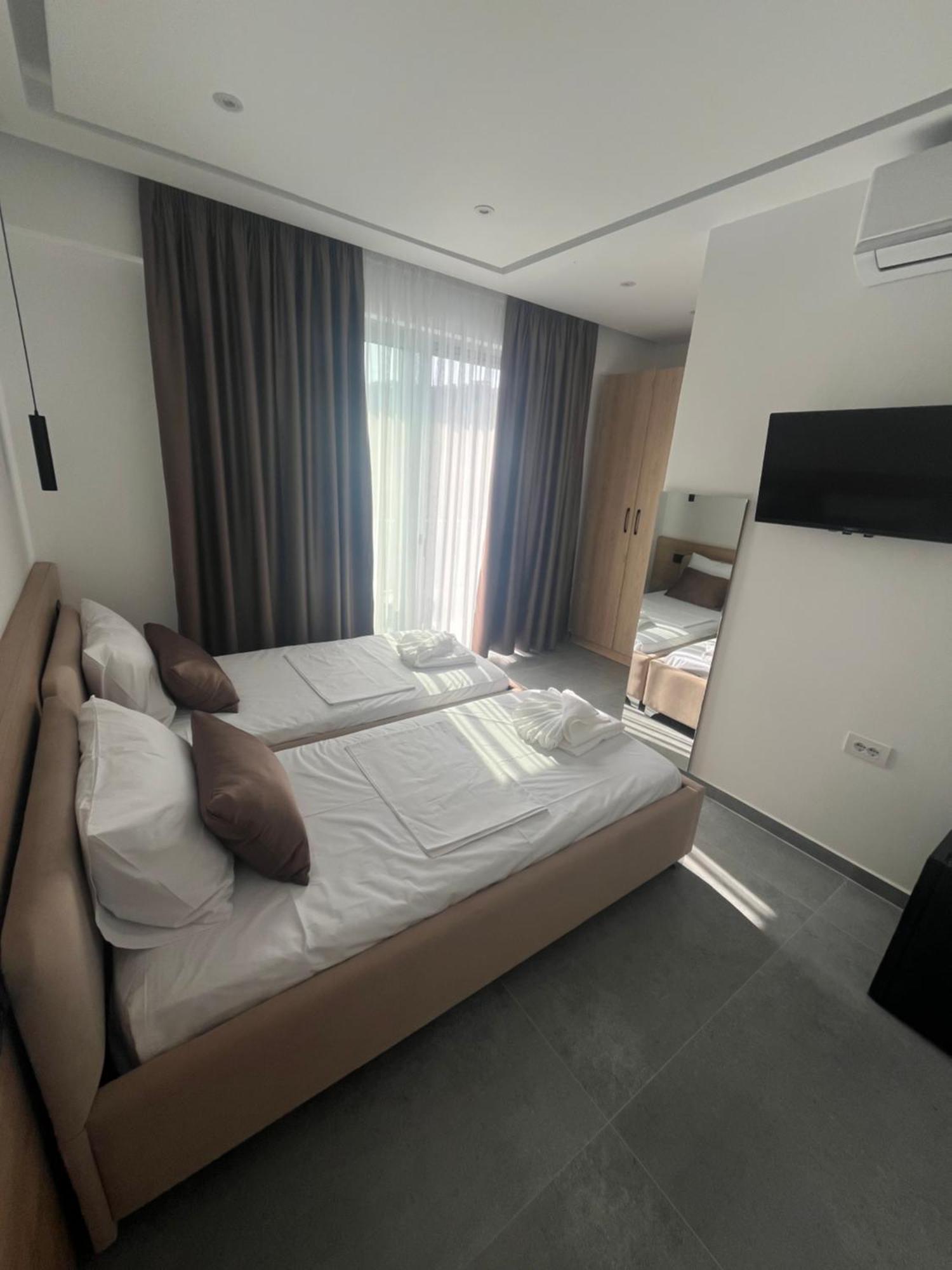 Sun George Bed and Breakfast Himare Buitenkant foto